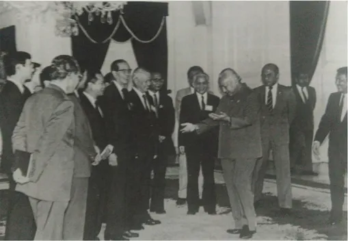 Gambar 7. Presiden Soeharto tengah beramah tamah dengan peserta JIM I  Sumber: 50 tahun Indonesia Merdeka 