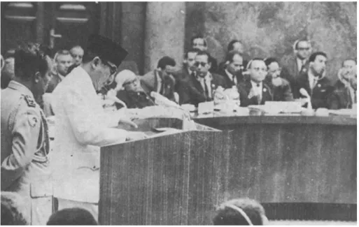 Gambar 2. Sukarno menyampaikan pidato pada KTT Nonblok I di Beograd  Sumber: 30 tahun Indonesia Merdeka 
