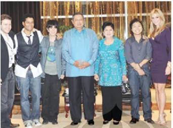 Gambar 7: Presiden Susilo Bambang Yudhoyono bersama Sandhy Sandoro, Dianne Warren, Due  Voci, dan Eric Benet