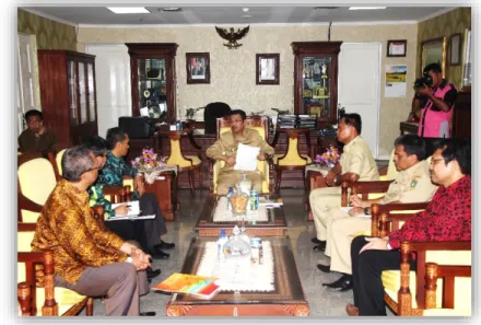 Gambar 7. Audiensi Sensus Ekonomi 2016 dengan Gubernur Provinsi Sumatera Utara    Dalam  melakukan pembinaan statistik, BPS dapat  bekerja sama dengan  instansi  pemerintah,  perguruan  tinggi,  lembaga  swasta,  dan  atau  unsur  masyarakat  lainnya
