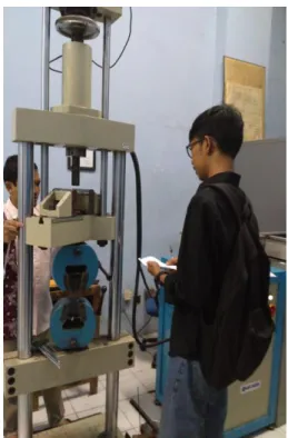 Gambar 10 Saat Pengujian Bending 