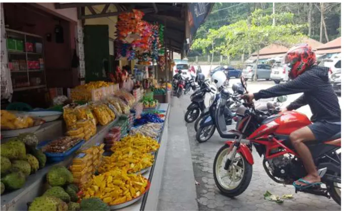 Gambar 3. Pasar Kuliner Desa Wisata Suranadi  Sumber : Dokumentasi Peneliti (2017) 