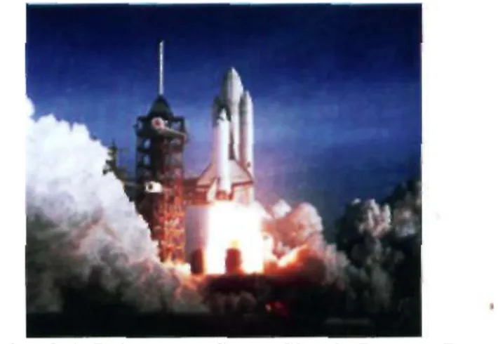 Gambar 2.4. Peluncuran Space Shuttle Dengan Dua  Buah Booster Berbahan Bakar Padat 