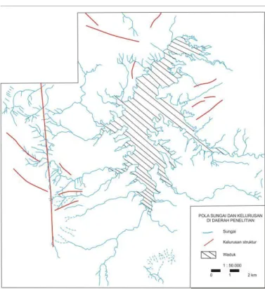 Gambar  6.  Pola  kelurusan  berarah  relative  U-S  pada  bagian  barat  cekungan  Baturetno  dan  pembelokan  arah  sungai  secara  tiba  –  tiba  pada  bagian timur Cekungan Baturetno (anak panah merah) 