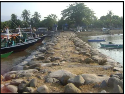 Foto 5.4  Breakwater di Pantai Seruni dengan material  berupa tumpukan  batu 
