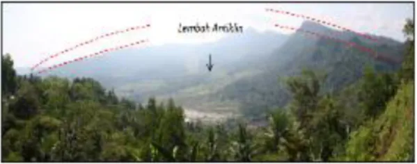 Foto 2.3. Bentuk bentangalam reverse topografi  dimana  puncak  antiklin  tersebut  telah  menjadi  lembah  (foto  di  ambil  dari  Gn.Tutukan  ke  arah  timur)