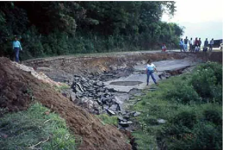 Gambar 2.4.  Ruas jalan di wilayah Danau Kerinci, Sumatra yang longsor ketika gempabumi  Kerinci tahun 2002