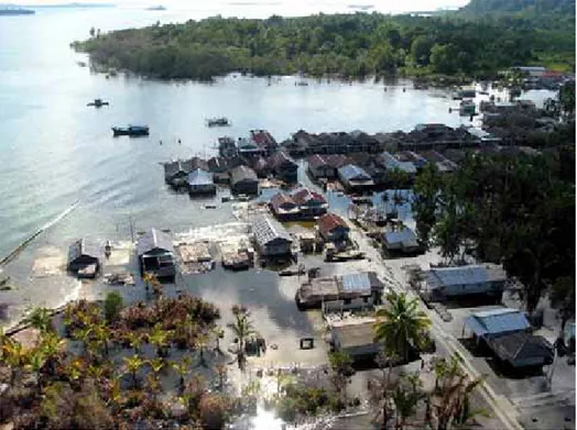 Gambar Desa Haloban di Pulau …. Aceh turun 50cm menyebabkan sebagian rumah-rumah  sekarang berada di bawah air sehingga tidak dapat dihuni lagi