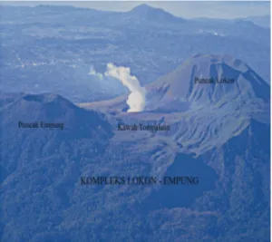 Gambar 2. Kompleks Gunung Lokon – Empung. Pela- Pela-na  antar  kedua  puncaknya  adalah  lokasi  kawah  aktif,  Kawah Tompaluan (Foto: Farid Bina 2009).