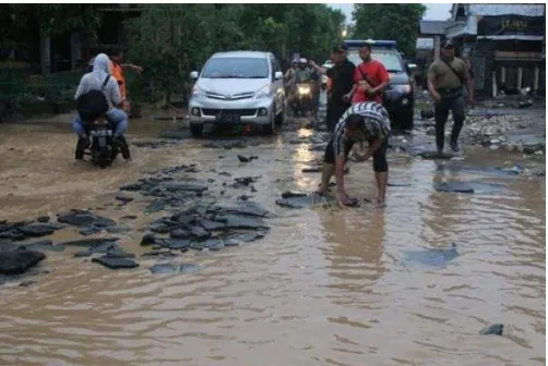 Gambar 2. 4 Kondisi jalan di Kabupaten Tulungagung akibat banyaknya kendaran besar yang melintas Sumber :google.com 