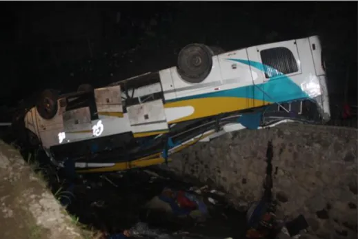 Gambar 2. Posisi terakhir mobil bus yang jatuh ke dalam sungai. 