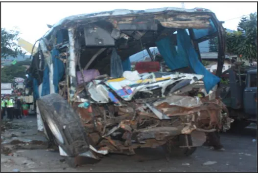 Gambar 4. Kondisi mobil bus setelah dievakuasi dilihat dari sisi kanan. 