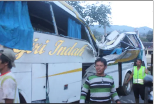 Gambar 5. Kondisi mobil bus setelah dievakuasi dilihat dari sisi kiri. 