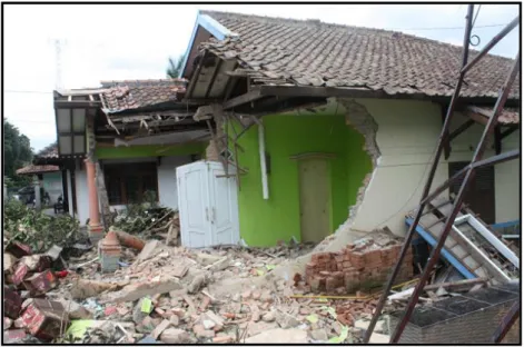 Gambar 7. Kondisi 2 (dua) rumah yang tertabrak mobil barang L-9763-UA 