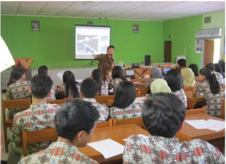 Gambar 3. Kegiatan ceramah kepada siswa SMA N 1 Semarang 