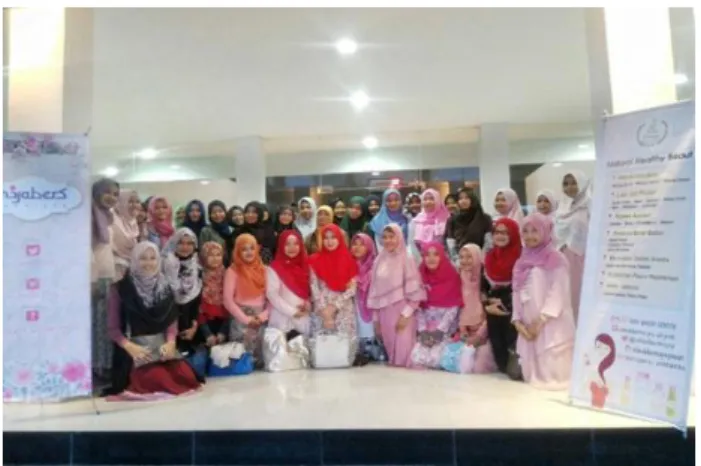 Gambar 2: Foto bersama pengajian bulanan Hijabers  Semarang di Masjid Al Furqon 