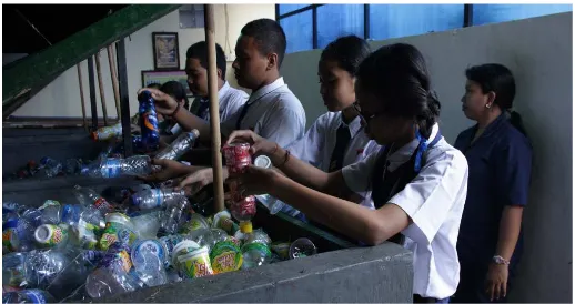 Gambar 2. Para Siswa SMP N 3 Denpasar memilah sampah plastik(Sumber: Dokumentasi Puslitjakdikbud)