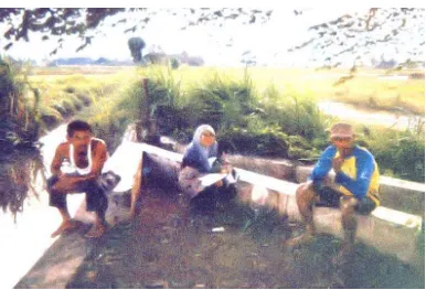 Gambar 30. Penulis setelah Wawancara Pengisian Kuesioner Berfoto Bersama dengan Bapak Sihombing di Desa Sei Beras Sekata  
