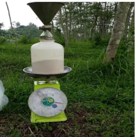 Gambar 4.13 Penimbangan sisa pasir 