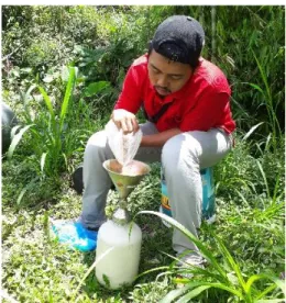 Gambar 4.9 Pengisisan botol dengan pasir 