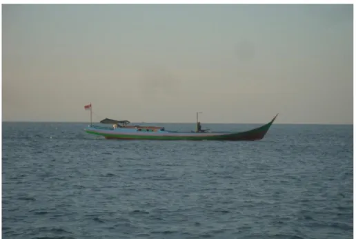Gambar  2.    Perahu  motor  “Jongkong”  yang  digunakan  untuk  mengoperasikan  Pukat  Bawal  di  Pulau Bunyu