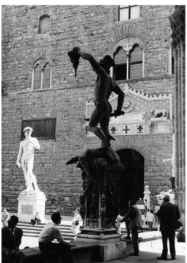 Gambar 1: Piazza Signoria, Florence, Italy Sebuah plaza yang telah berfungsi selama Juga memamerkan karya-karya seni patung tujuh ratus tahun sebagai ruang publik untuk berkumpul, pertemuan, pertunjukan sircus dan tempat eksekusi