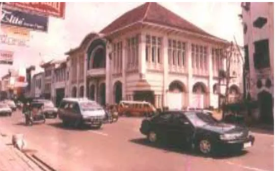 Gambar 4: Bangunan eks Bank Modern yang pada masa kolonial Belanda dirancang  sebagai bangunan sudut yang keberadaanya sangat mendukung makna persimpangan yang dibentuk oleh Jalan Ahmad Yani dan Mayjend Sutoyo, Medan