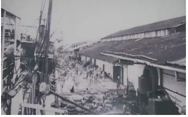 Gambar 2. Kegiatan bongkar muat barang di Pelabuhan Bitung, 1950-an 