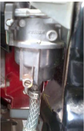 Gambar 3.8 Pemasangan selang gas pada Karburator 
