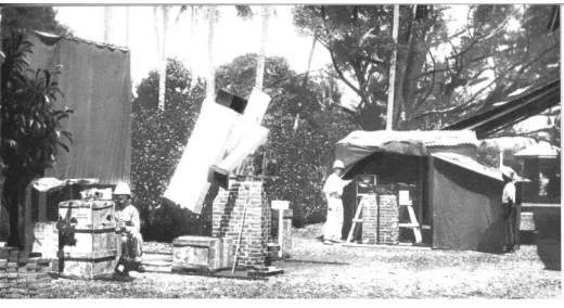 Gambar  1  Camp  ekspedisi  Blume  Pluvin  dan  kawan-kawan  ketika  mengamati  gerhana  matahari total 18 Mai 1901 di Padang, Sumatra (Flammarion, 1955) 