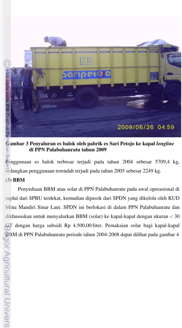 Gambar 3 Penyaluran es balok oleh pabrik es Sari Petojo ke kapal longline  di PPN Palabuhanratu tahun 2009 