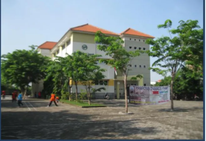Gambar 2. Gedung SMP Raudlatul Jannah tampak dari depan 