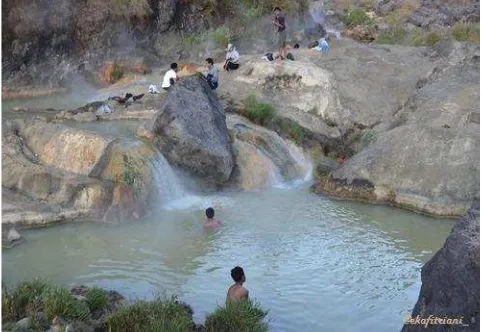 Gambar 8. Salah satu tempat pemandian airpanas di tepian Danau Segara Anak.