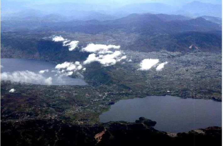 Gambar 2. Danau Dberdampingan, diliu Dibawah (kiri) dan Danau Diatas (kanan) yangdilihat dari udara
