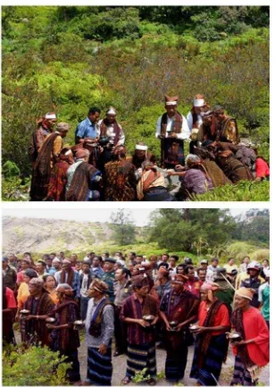 Gambar  5. Upacara Pati Ka Du’a Batu Ata Mata oleh masyarakat adat sukuLio untuk mempersembahkan sesajian bagi para arwah penunggu DanauKelimutu.
