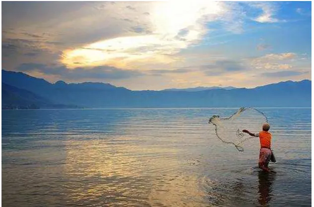 Gambar 4. Nelayan di Danau Ranau. (http://wisbenbae.blogspot.com)
