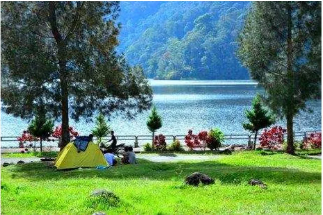 Gambar 6. Camping ground di tepian Danau Kawar, pintu untukpendakian ke Gunung Sinabung (http://www.kompasiana.com)