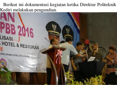 Gambar 18. Direktur Politeknik Kediri melakukan pemilihan pemenang  Undian Lunas PBB 2016 