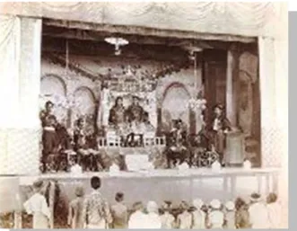 Gambar 2: Teater bangsawan tempoe doeloe  Konon, cerita tentang keradaan teater  bangsawan  ini  dimulai  dengan  kedatangan  sebuah  rombongan  pertunjukan  dari  India  di  Penang di sekitar tahun 1870-an