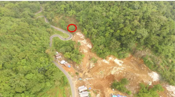 Gambar 1. Foto Lokasi penemuan Bungker 1 (lingkaran merah) di jalur pembangunan jalan layang (elevated  road)  Segmen  1  di  Kampung  Pattunuang  Asue,  dilihat  dari  udara  pada  saat  belum dilakukan pengerukan tebing