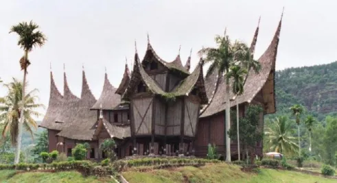 Gambar 3. Rumah adat Sumatra Barat (Rumah Gadang)  Sumber: (http://senibudaya12.blogspot.com) 