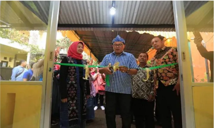 Gambar 1  Walikota Bandung Oded Muhammad Danial sedang  meresmikan Bank Sampah Pelangi  