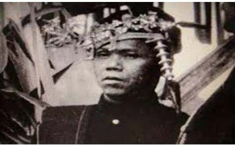Gambar 2.1 Raja Siantar –Tuan Ragaim (morga Purba), 1930-an. Coba perhatian gotong yang mereka Tuan Sawadim (morga Damanik) & Raja Dolog Siloukenakan