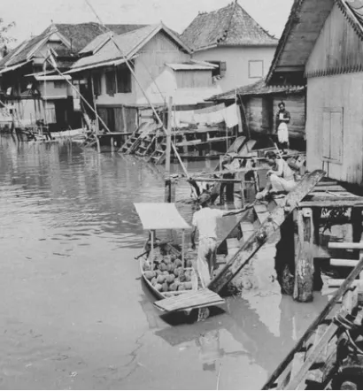 Gambar 5. Pedagang durian dari uluan masuk ke kali-kali anak Sungai Musi Palembang menjajakan dagangannya (Sumber: www.tropenmuseum.nl).