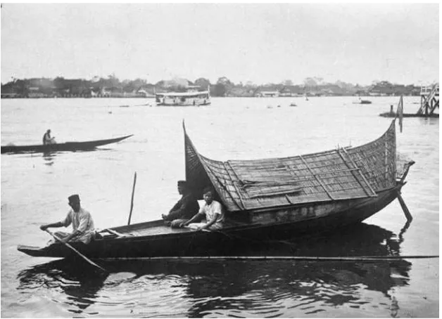 Gambar 7. Perahu kajang dengan barang dagangannya di Sungai Musi (Sumber: www.tropenmuseum.nl).