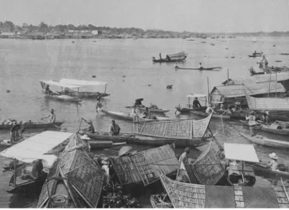 Gambar 8. Pemandangan perdagangan antar perahu di atas Sungai Musi Palembang (Sumber: www.tropenmuseum.nl).