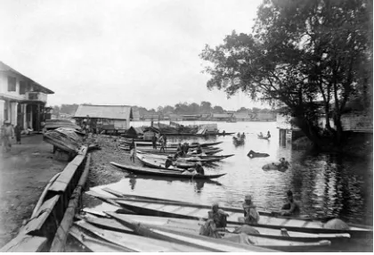Gambar 9. Perahu-perahu kecil berlabuh di kali anak Sungai Musi Palembang (Sumber: www.tropenmuseum.nl).