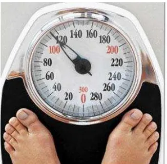 Gambar 2: Cara Mengukur Berat Badan Secara Manual  (Sumber:  http://tokolangsing.com/blog/cara-mengukur-berat-badan)  