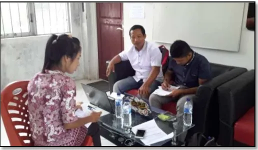 Gambar 1. Wawancara dengan Sekretaris Bappeda  Kabupaten Nias Barat (2016) 