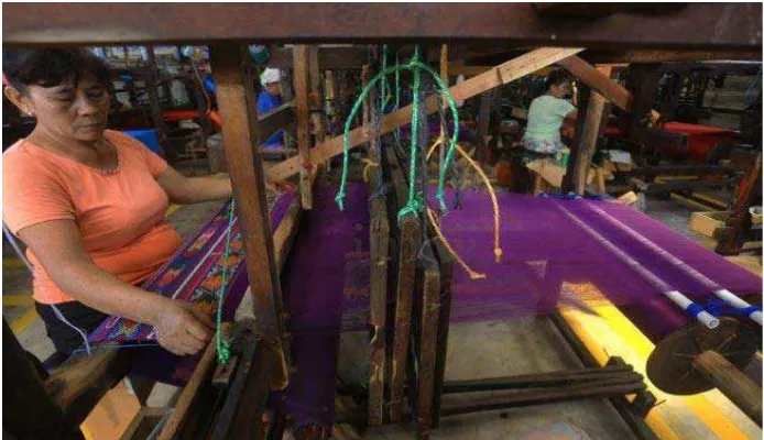 Gambar 3. Penenun Yang Masih Menggunakan Alat Tenun Tradisional Dan  Alat Tenun   Bukan   Mesin